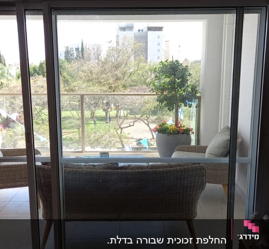 חלון זכוכית גדול עם נוף למרפסת